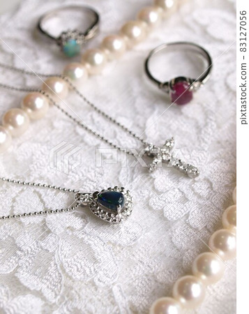 戒指和珍珠項鍊、黑蛋白石吊墜和戒指 83127056