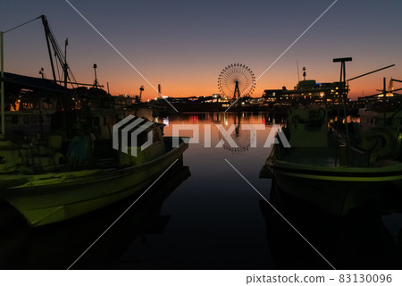 Scenery with a Ferris wheel at Meinohama fishing port Scenery with a Ferris wheel at Meinohama fishing port 83130096
