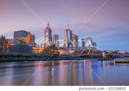 Melbourne city skyline at twilight 83130682