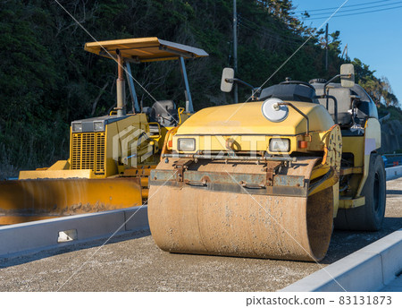 壓路機推土機施工現場 壓路機推土機施工現場 83131873
