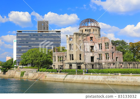 [Hiroshima Prefecture] Atomic Bomb Dome under sunny weather and Hiroshima Chamber of Commerce 83133032