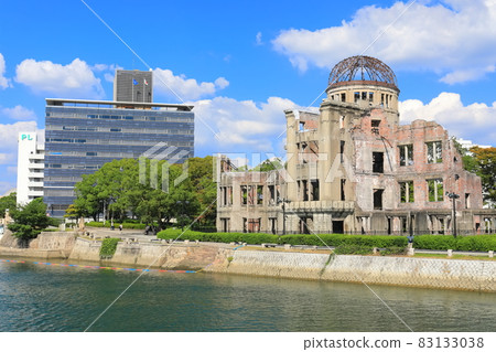 [Hiroshima Prefecture] Atomic Bomb Dome under sunny weather and Hiroshima Chamber of Commerce 83133038