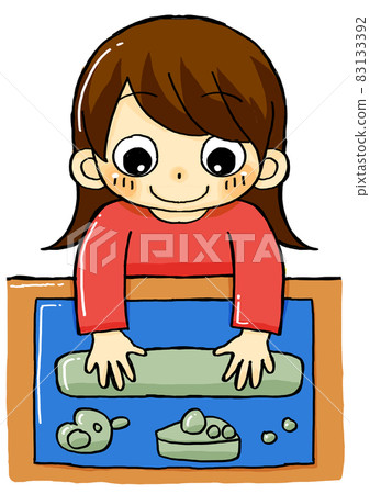 孩子在玩黏土 83133392