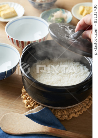 Freshly cooked clay pot rice 83133430