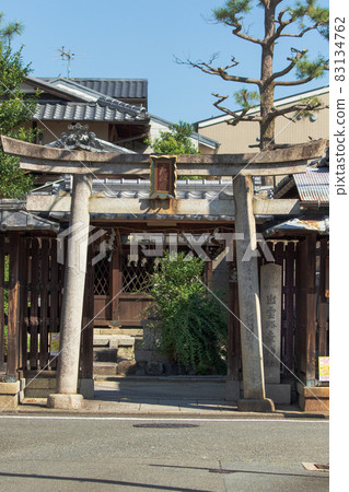 A view of the torii gate and precincts of Sakae Shrine in Kyoto 83134762