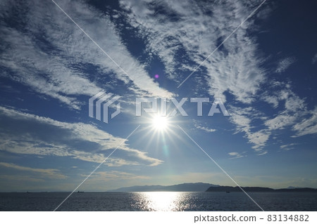 初秋傍晚的天空和高高的雲彩 初秋傍晚的天空和高高的雲彩 83134882