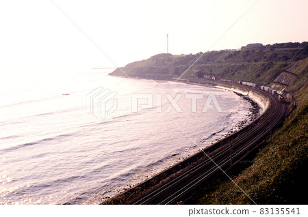 1998年DF200-3集裝箱貨運列車沿噴發灣行駛 83135541