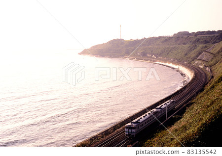 1998 兩輛 Kiha 40 系列普通列車沿噴發灣行駛 83135542