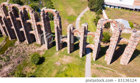Old roman aqueduct 83136124