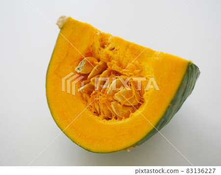 南瓜切成四分之一 83136227