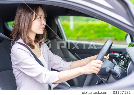 駕駛汽車的一個少婦 83137121