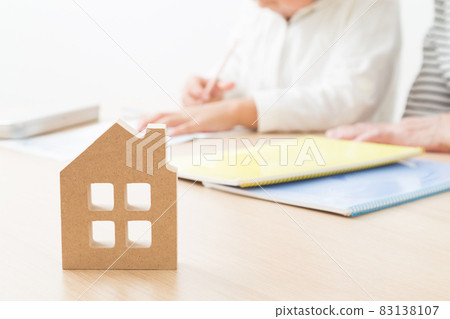 Grandchildren and grandmothers studying at home Grandchildren and grandmothers studying at home 83138107