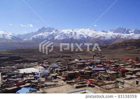 藏康地區甘孜寺的冬日風光 藏康地區甘孜寺的冬日風光 83138359