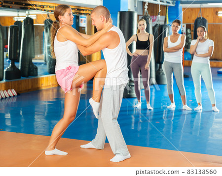 Young woman doing knee strike 83138560