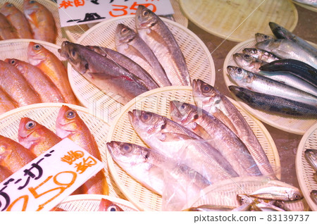 能登半島市場上出售的鮮魚 83139737
