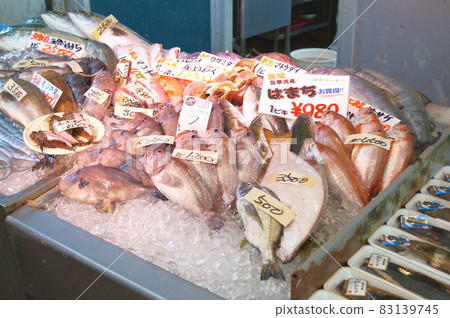 能登半島市場上出售的鮮魚 照片素材 圖片 圖庫