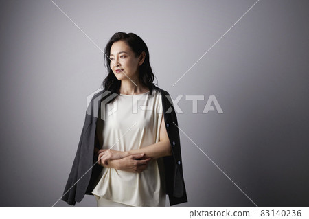 酷美中間女人 83140236