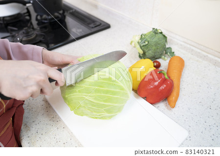在廚房做飯的女人的手 83140321