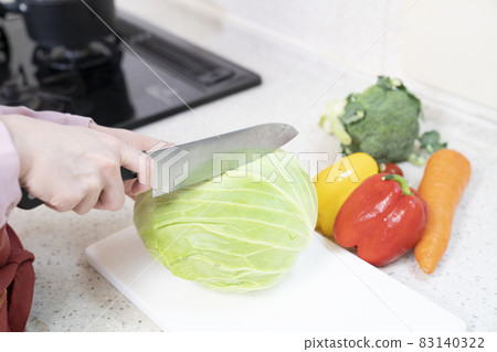 在廚房做飯的女人的手 在廚房做飯的女人的手 83140322