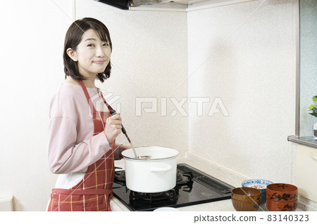 在廚房做飯的女人 在廚房做飯的女人 83140323
