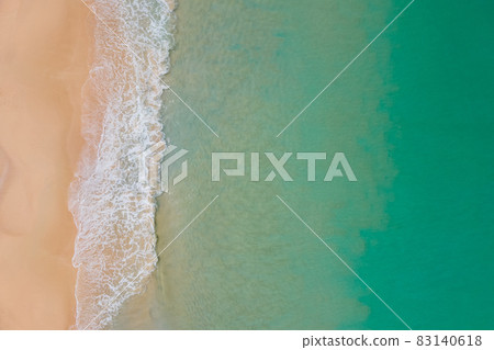 Aerial view of ocean wave reaching the coastline 83140618