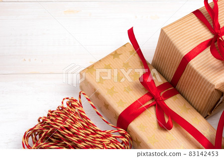 Christmas present with greeting card close up 83142453