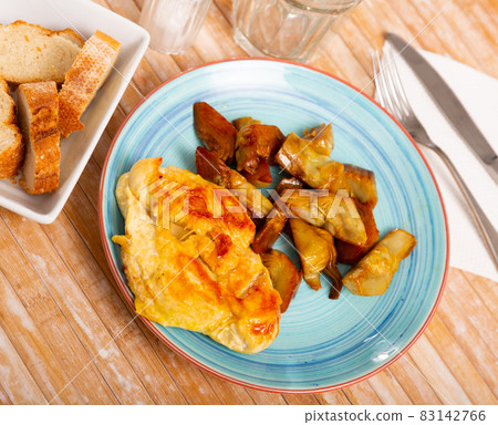 Grilled chicken breast with artichokes, healthy dinner Grilled chicken breast with artichokes, healthy dinner 83142766