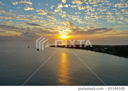 Aerial view of the sunset and sunset over the sea of Okinawa with a drone Aerial view of the sunset and sunset over the sea of Okinawa with a drone 83144380