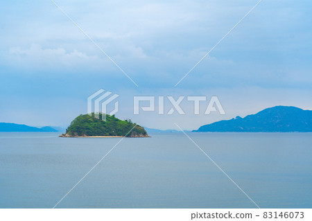 從四國水族館(瀨戶內海)看上島(左)和廣島(右) 從四國水族館(瀨戶內海)看上島(左)和廣島(右) 83146073