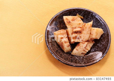 竹筍、土佐煮鰹魚片、小盤子 竹筍、土佐煮鰹魚片、小盤子 83147493