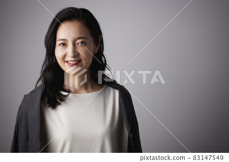 Beauty smiling middle woman 83147549