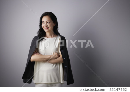 Beauty smiling middle woman 83147562