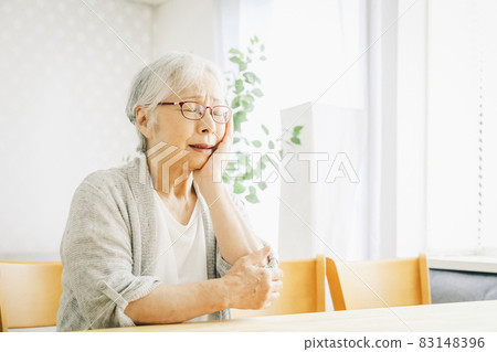 Elderly woman with a toothache Elderly woman with a toothache 83148396