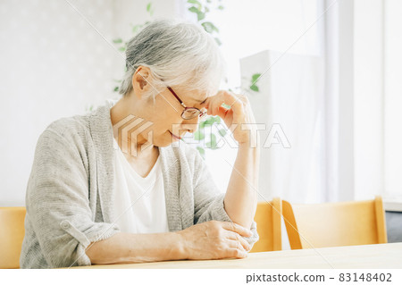 Elderly woman with a melancholy look 83148402