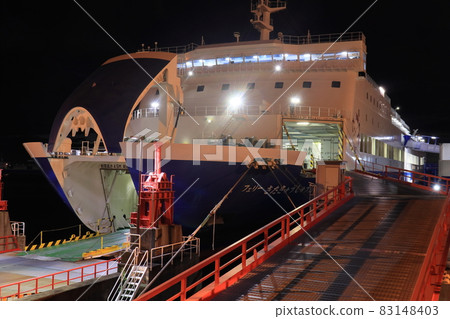 汽車渡輪夜間裝載工作（大阪南港久負盛名的遠洋渡輪） 83148403
