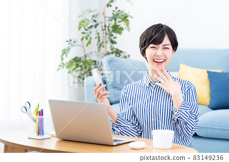 在遠程辦公期間的年輕女子 83149236