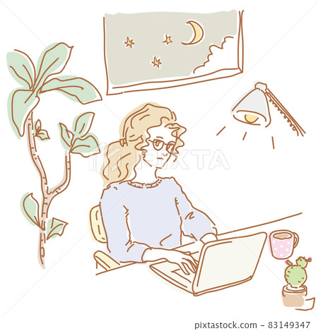 在筆記本電腦上工作的休閒時尚女性 83149347