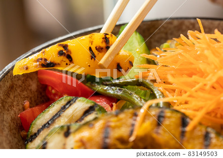 與烤蔬菜的健康食品烤蔬菜咖啡館飯 與烤蔬菜的健康食品烤蔬菜咖啡館飯 83149503