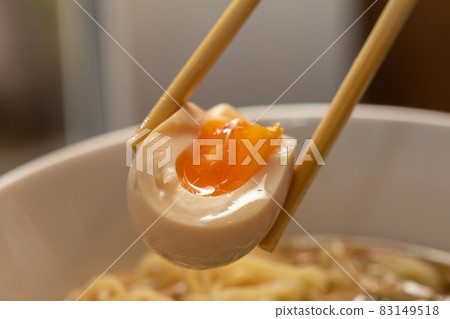 拉麵和煮雞蛋 拉麵和煮雞蛋的橫截面 83149518