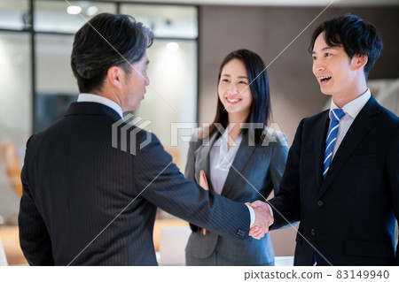 Businessman shaking hands Photo cooperation: WEEK Shibadaimon (Sun Frontier Fudousan) 83149940