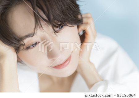 短髮女人白襯衫 短髮女人白襯衫 83150064
