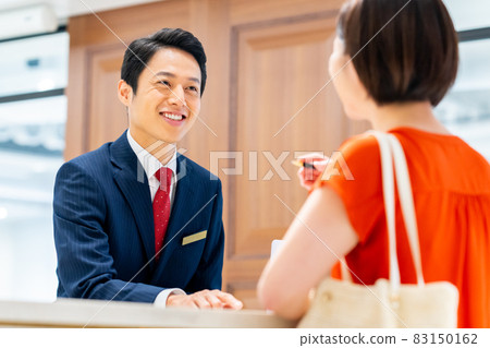 Young woman checking in at the front of the hotel Photo cooperation: WEEK Shibadaimon (Sun Frontier Fudousan) 83150162