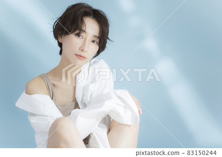 短髮女人白襯衫 短髮女人白襯衫 83150244