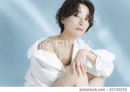 Short-haired woman white shirt 83150250