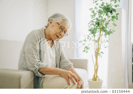 Elderly woman with knee pain 83150444
