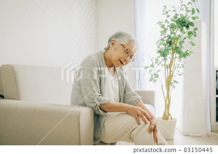 Elderly woman with knee pain 83150445
