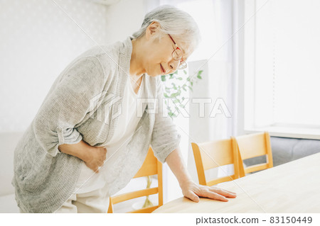 胃痛的老婦人 胃痛的老婦人 83150449