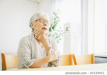 喉嚨痛的老婦人 喉嚨痛的老婦人 83150451