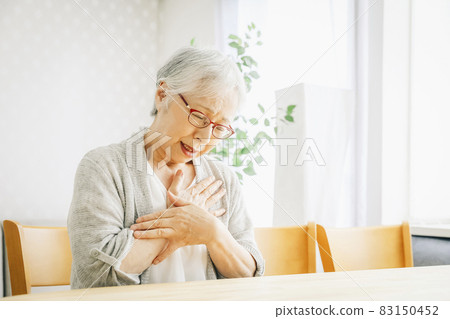 胸痛的老年婦女 83150452