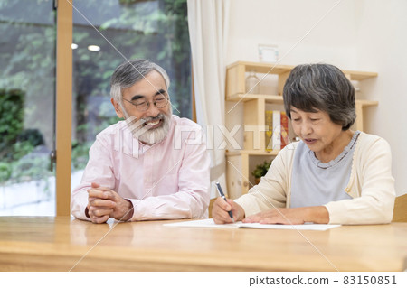 Senior couple talking 83150851
